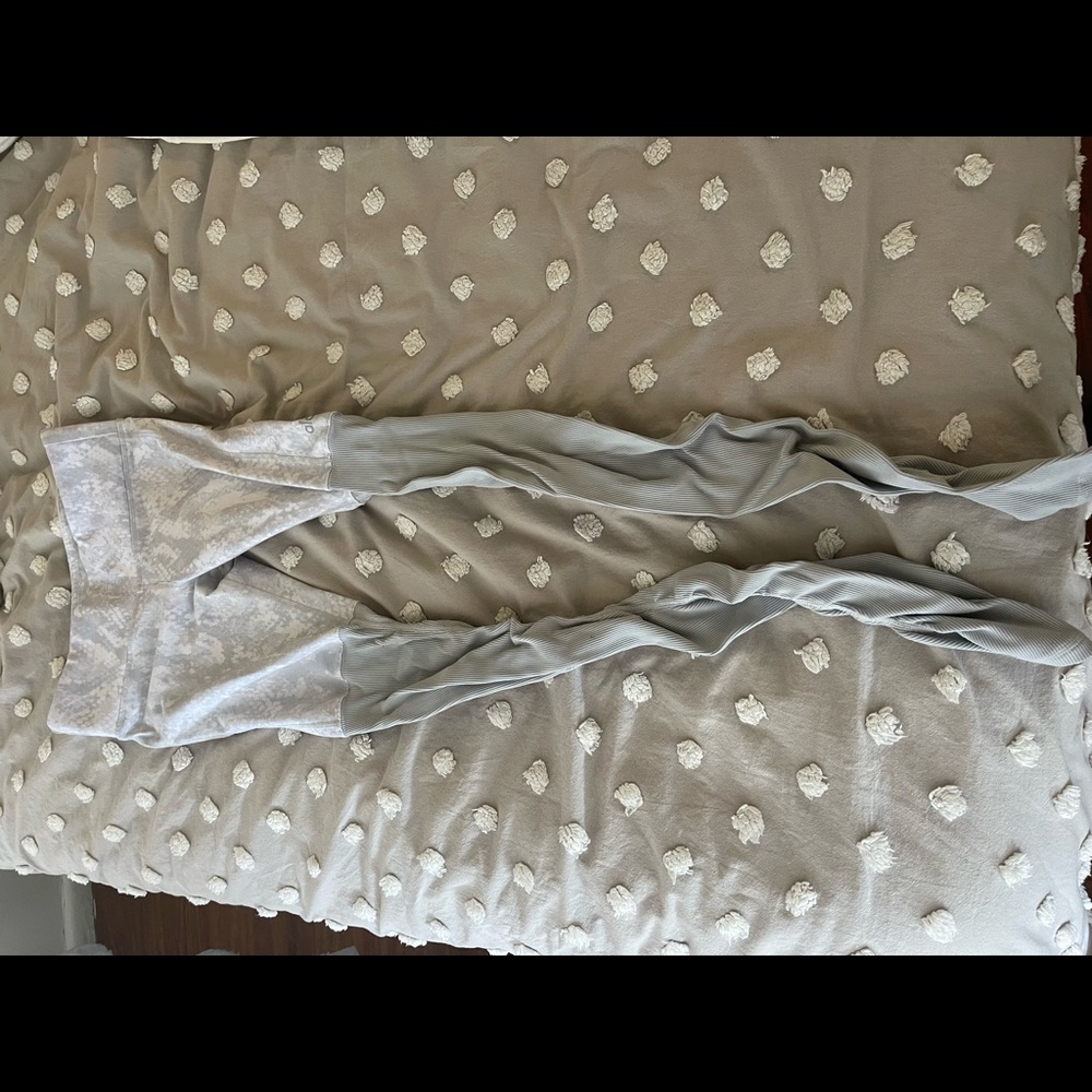 Alo Yoga white leggings 2 pairs